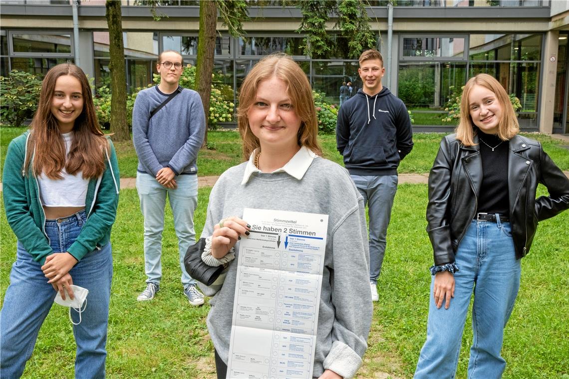 Sie interessieren sich alle sehr für Politik und haben zum Teil schon gewählt (von links): Sofia, Paul, Emilia, Nick und Evelyn. Foto: A. Becher