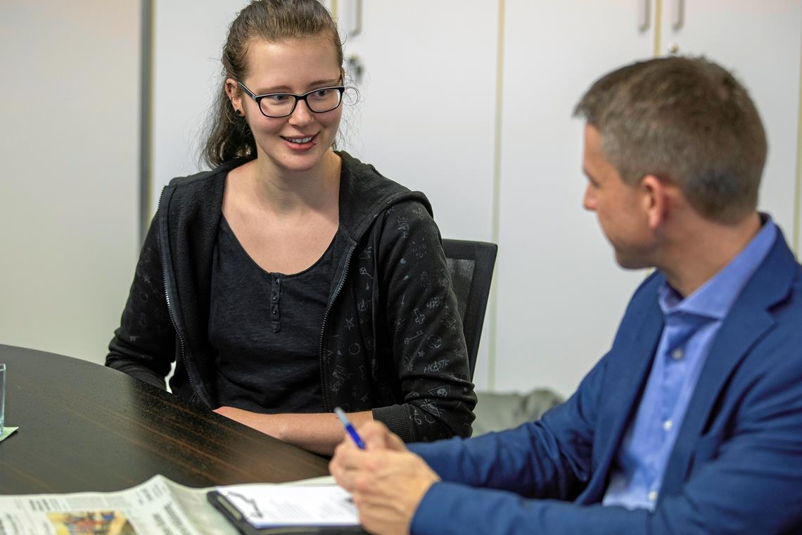 Sie interessiert sich vor allem für kommunalpolitische Themen: Natalia Grabke im Gespräch mit Redaktionsleiter Kornelius Fritz. Foto: A. Becher