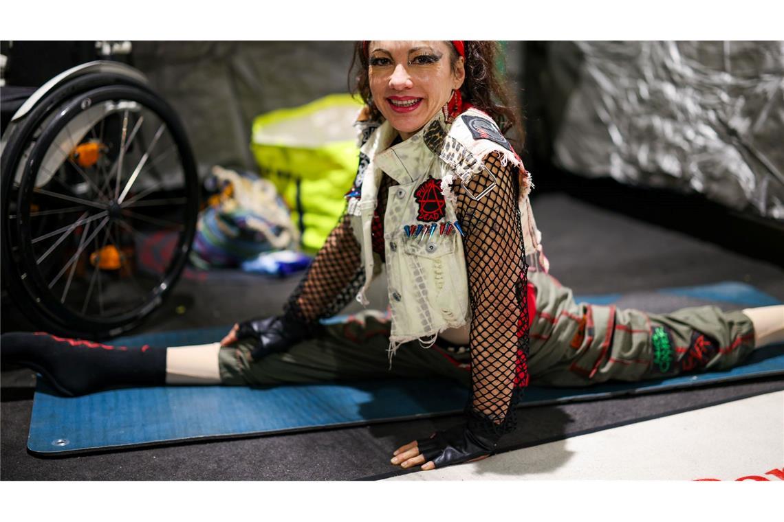 Sie ist vom Bauchnabel abwärts gelähmt, dann wagte sie einen Handstand, der alles veränderte.