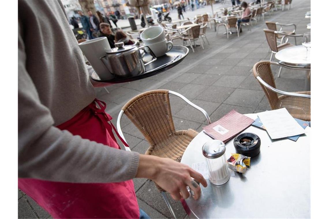 Fast drei Viertel der Studierenden haben Nebenjobs Sie kellnern, sitzen an der Ladenkasse oder helfen im Büro aus: Fast drei Viertel der Studierenden gehen einer bezahlten Tätigkeit nach. Foto: Sebastian Gollnow/dpa