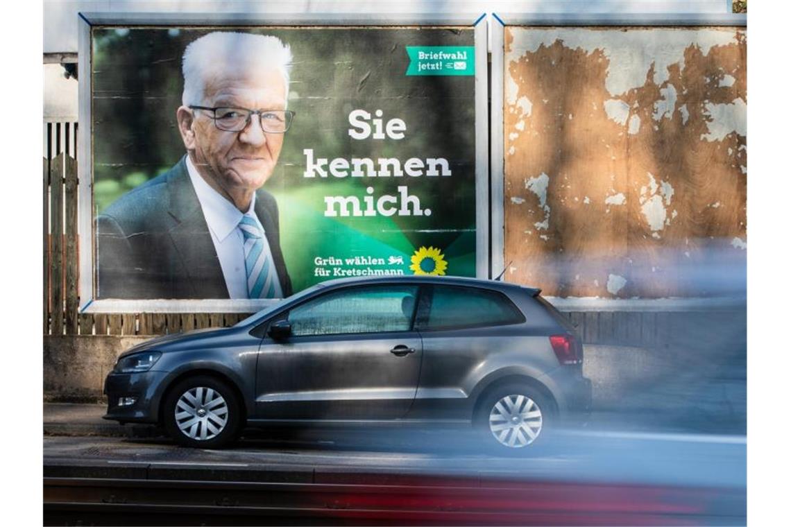 „Sie kennen mich“ steht auf einem Winfried-Kretschmann-Wahlplakat für die Landtagswahl geschrieben. Foto: Christoph Schmidt/dpa/Archivbild