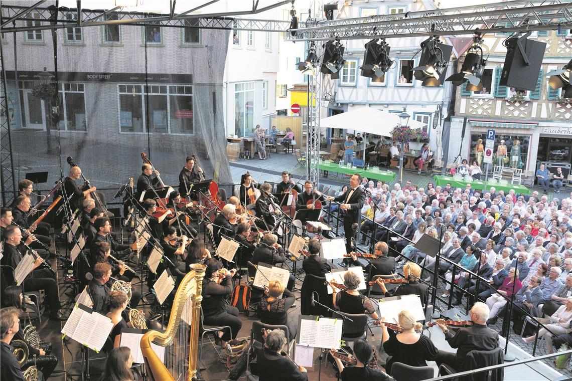 Akteure begeistern das Publikum Sie kennen sich seit Jahren: Dirigent Rainer Roos und Musiker des Staatsorchesters Stuttgart sowie der Stuttgarter Philharmoniker. Fotos: J. Fiedler