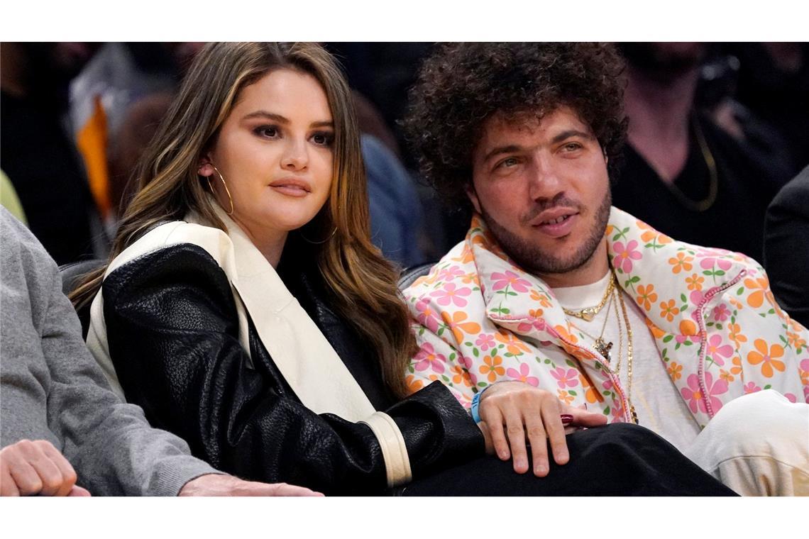 Verlobt? Selena Gomez mit großem Ring am Finger Sie könnten sich verlobt haben: Selena Gomez und Benny Blanco. (Archivbild)