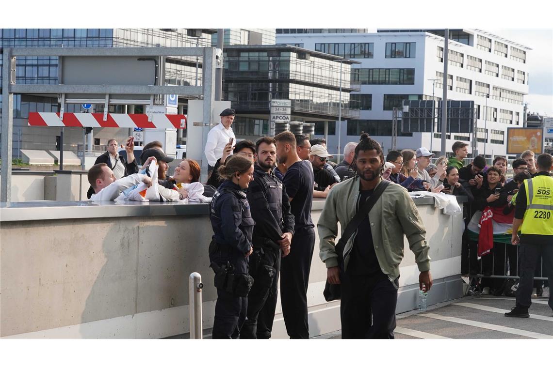 DFB-Elf trifft am Hotel in Stuttgart ein – Empfang mit Jubel Sie konnten einige Blicke auf die Stars erhaschen.