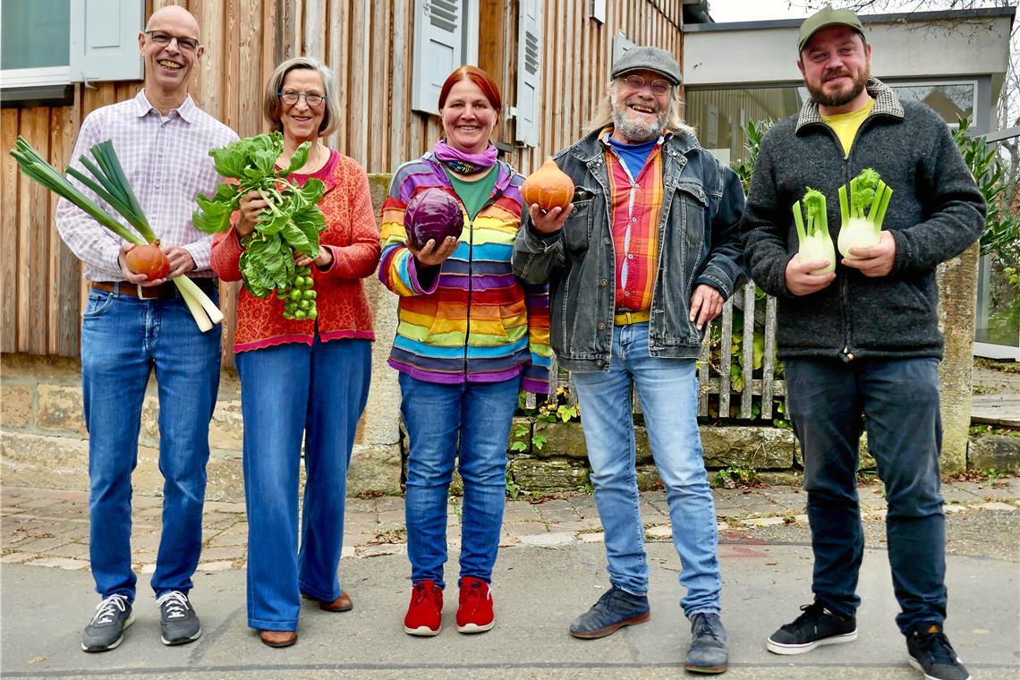 Sie lieben das Großhöchberger Gemüse und setzen sich dafür ein, dass es auch in Zukunft auf den Teller kommt: die Initiatoren der neuen Solawi (von links) Matthias Pätzold, Elfriede Walendy, Katharina Dürrschnabel, Frank Dürrschnabel und Hannes Lepple. Foto: Solawi Großhöchberg