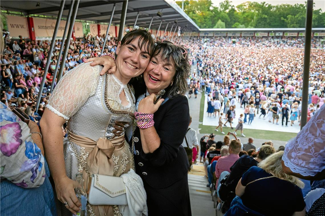 Sie liegen sich in den Armen, sind ausgelassen und unbeschwert: Die Fans erleben...