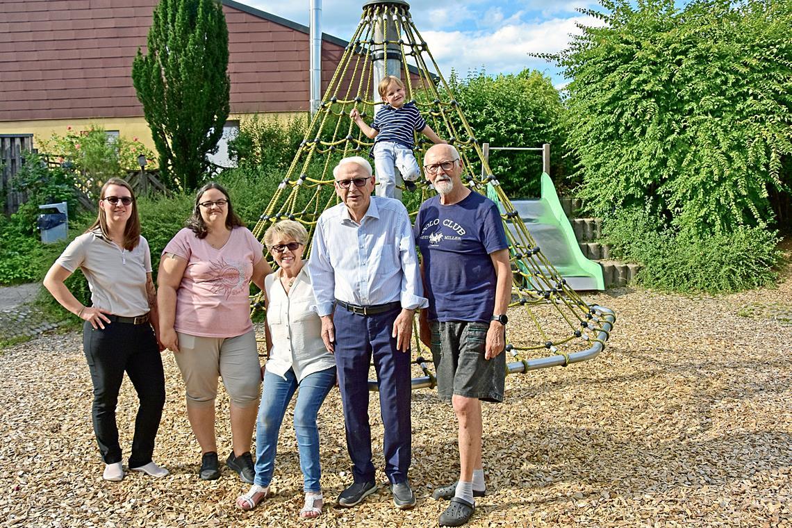 Protest gegen den Spielplatzrückbau in Weissach Sie möchten, dass der Spielplatz Mozartstraße in Unterweissach erhalten bleibt: Sabrina Krüger-Voigt, Daniela Schwenger, Elvira Deuschle, Rainer Deuschle und Peter Scheurer (von links). Foto: Tobias Sellmaier