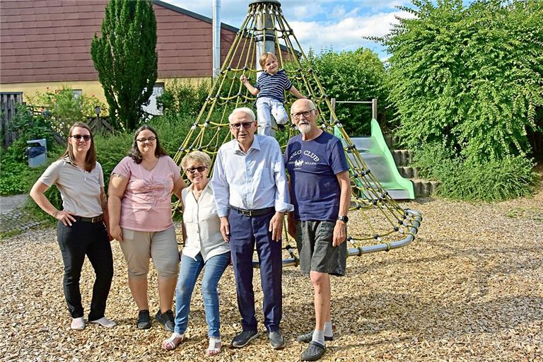 Sie möchten, dass der Spielplatz Mozartstraße in Unterweissach erhalten bleibt: Sabrina Krüger-Voigt, Daniela Schwenger, Elvira Deuschle, Rainer Deuschle und Peter Scheurer (von links). Foto: Tobias Sellmaier