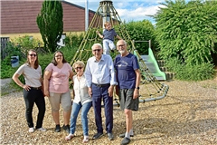 Sie möchten, dass der Spielplatz Mozartstraße in Unterweissach erhalten bleibt: Sabrina Krüger-Voigt, Daniela Schwenger, Elvira Deuschle, Rainer Deuschle und Peter Scheurer (von links). Foto: Tobias Sellmaier