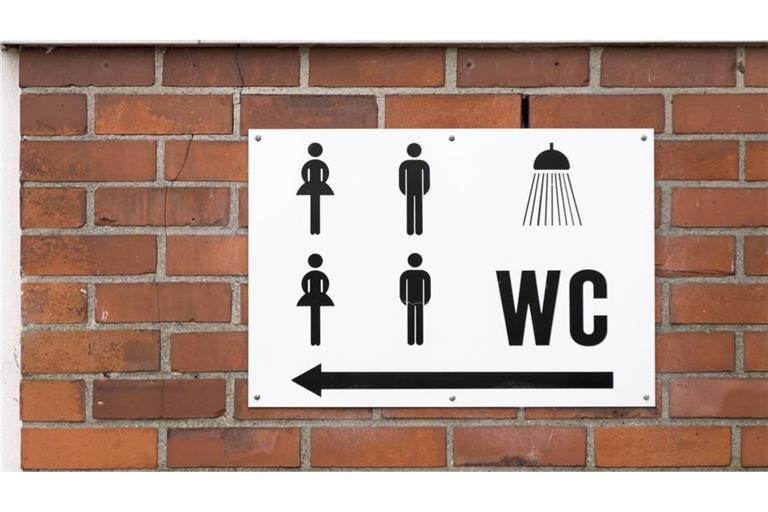 Sie müssen mal? Dann bitte hier und nicht im Wasserbecken! Hinweisschild auf ein WC in einem öffentlichen Freibad.