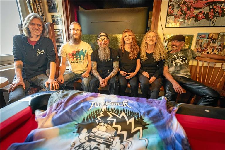 Sie proben akribisch ihre Lieder und sind mit Spaß und Herz bei der Sache: Nils, Marco, Jonny, Sonni, Elke und Tommy (von links) sind zur festen Besetzung von Juxrock geworden. Auf der Rocketse-Bühne reißen sie mit ihrer Songauswahl das ganze Dorf mit. Foto: Alexander Becher