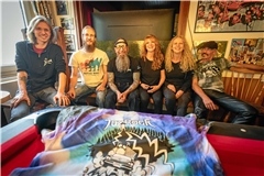 Sie proben akribisch ihre Lieder und sind mit Spaß und Herz bei der Sache: Nils, Marco, Jonny, Sonni, Elke und Tommy (von links) sind zur festen Besetzung von Juxrock geworden. Auf der Rocketse-Bühne reißen sie mit ihrer Songauswahl das ganze Dorf mit. Foto: Alexander Becher