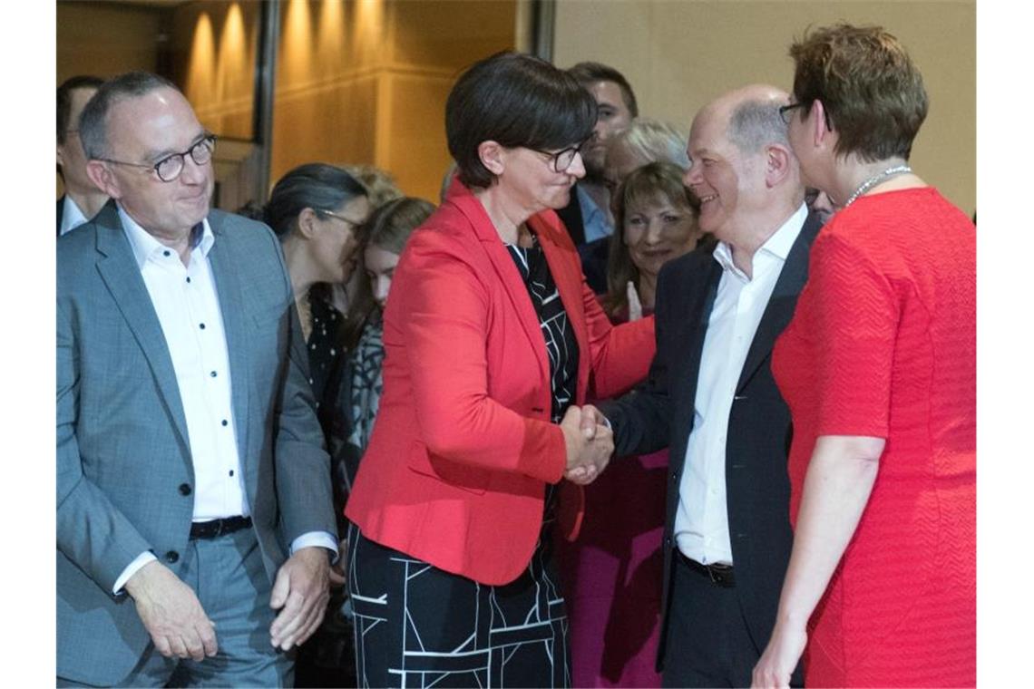 Sie reden vom Kanzleramt: Die SPD-Kandidatenpaare Norbert Walter-Borjans (l) und Saskia Esken (2.v.l) sowie Olaf Scholz (2.v.r.) und Klara Geywitz (r.). Foto: Jörg Carstensen/dpa