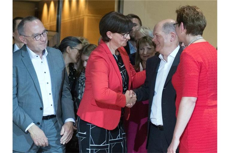 Sie reden vom Kanzleramt: Die SPD-Kandidatenpaare Norbert Walter-Borjans (l) und Saskia Esken (2.v.l) sowie Olaf Scholz (2.v.r.) und Klara Geywitz (r.). Foto: Jörg Carstensen/dpa
