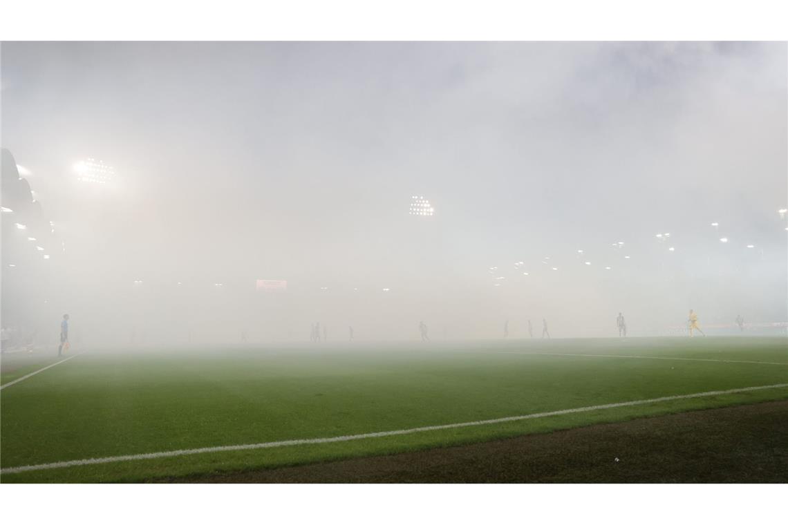 Bilder des Tages Sie sehen, dass Sie nichts sehen: Beim Lokalderby Grazer AK - Sturm Graz kommt es zur Spielunterbrechung, weil Rauch von Pyrotechnik das Stadion komplett vernebelt.