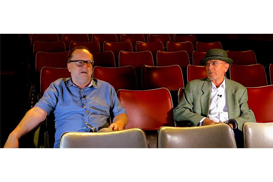 Hommage an Wanderkino-Urgesteine Sie sind alte Hasen im Wanderkino-Geschäft: Klaus Friedrich (links) und Gerhard Göbelt im Esslinger Central-Theater. Sie sind die Protagonisten des Films „Kultourhelden“.