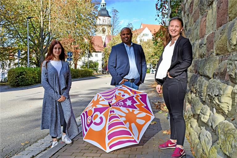 Sie sind die neuen Gesichter des Backnanger Straßenfests: Lilli Büchele, Sanoj Abraham und Violetta Zobel (von links) arbeiten im Festivalbüro der Stadt, das die 50. Ausgabe im kommenden Juni organisiert.  Foto: T. Sellmaier