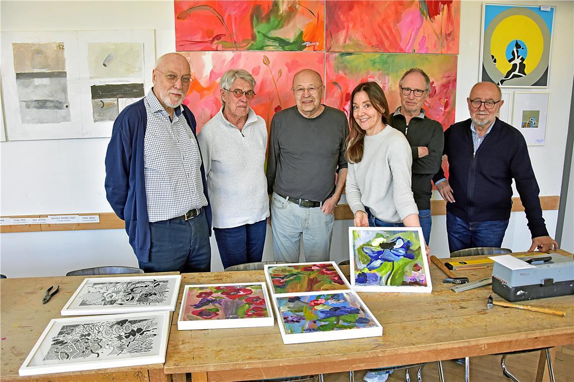Werke der Backnanger Künstlergruppe im Bandhaus Sie sind gestern beim Aufhängen der Bilder mit dabei: Rainer Vogt, Elke Vetter, Ernst Keller, Cosima Gerner, Gilbert Peckels und Herbert Seybold (von links). Foto: Tobias Sellmaier