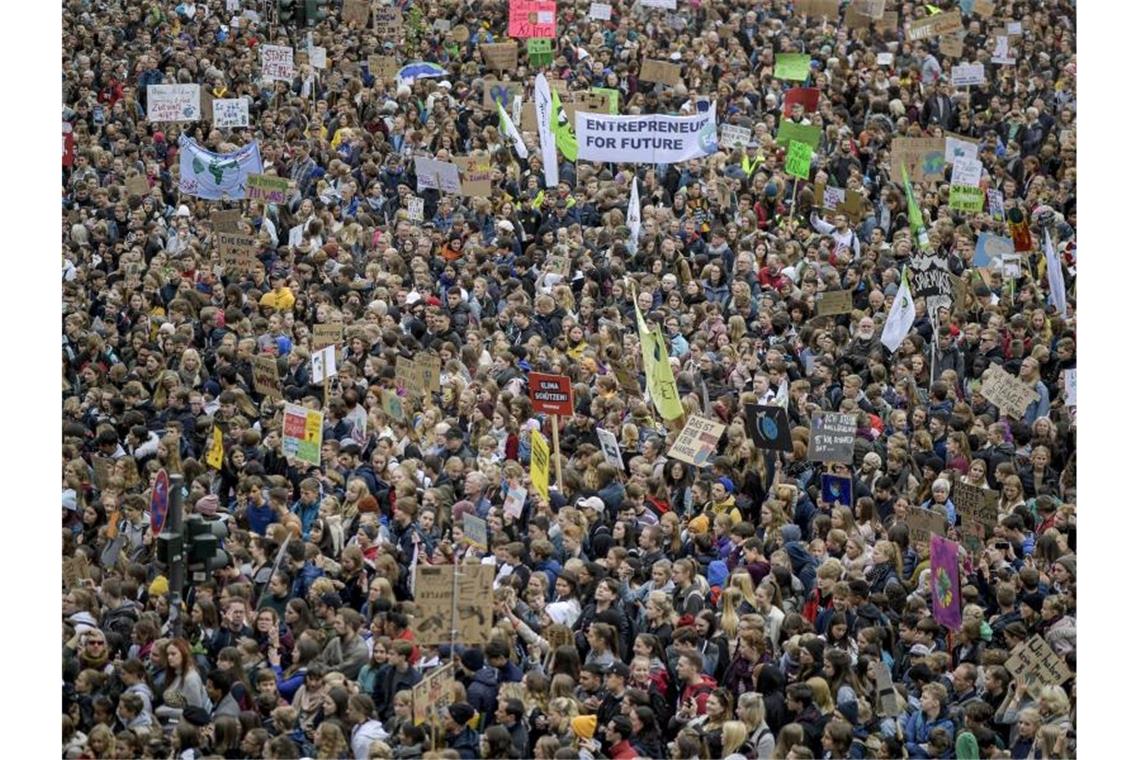 Sie sind viele, und sie sind laut: Tausende Teilnehmer haben sich beim Klimastreik auf dem Hamburger Jungfernstieg versammelt. Foto: Axel Heimken