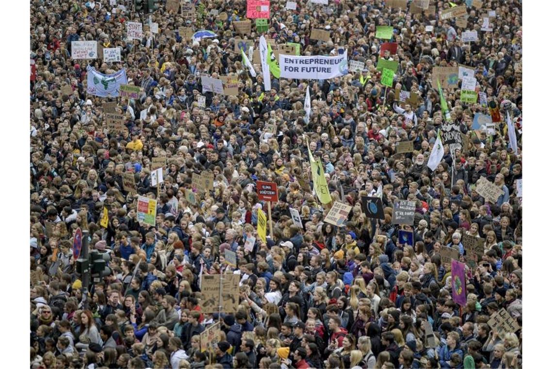 Veranstalter: 270.000 Menschen beim Klimastreik in Berlin Sie sind viele, und sie sind laut: Tausende Teilnehmer haben sich beim Klimastreik auf dem Hamburger Jungfernstieg versammelt. Foto: Axel Heimken