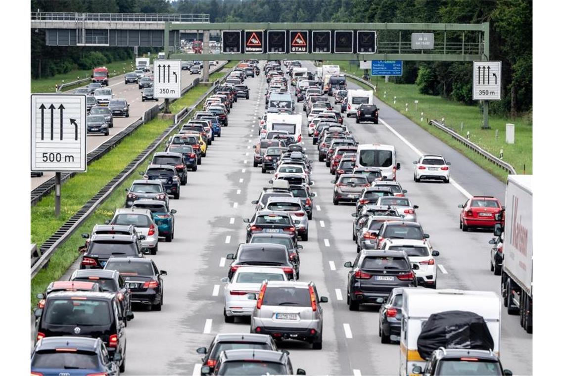 Sie soll über Staus, Unfälle und Umleitungen informieren - doch im Google Play Store bekommt die neue Autobahn-App nur durchschnittlich 2,2 von 5 Punkten. Foto: Matthias Balk/dpa