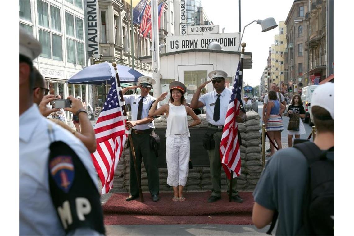 Checkpoint Charlie: Falsche US-Soldaten sollen verschwinden
