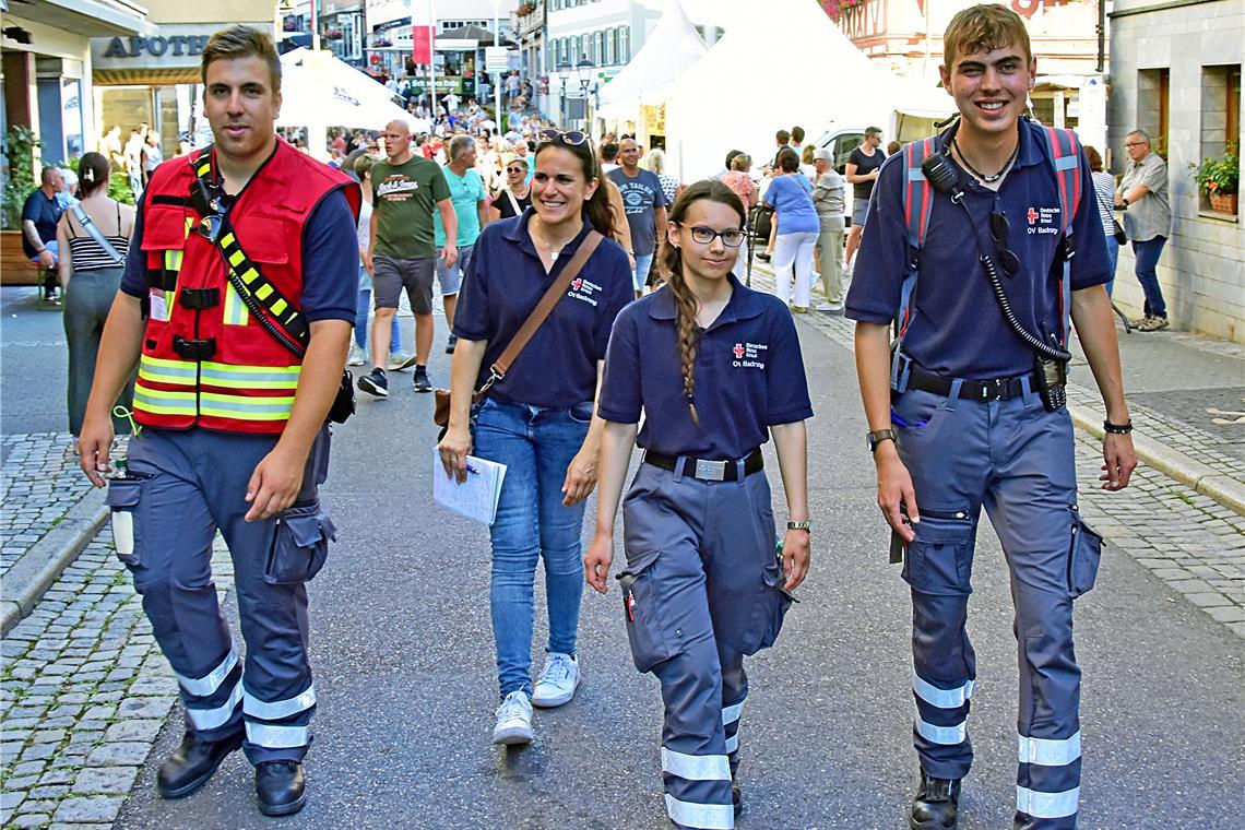 Bereit für große und kleinere Notfälle Sie stehen bereit, falls jemand Hilfe braucht: Tim Maier (von rechts) und Sarah Krautter, begleitet von BKZ-Redakteurin Lorena Greppo und Kevin Menzel aus dem Team Öffentlichkeitsarbeit des DRK Backnang. Foto: Tobias Sellmaier