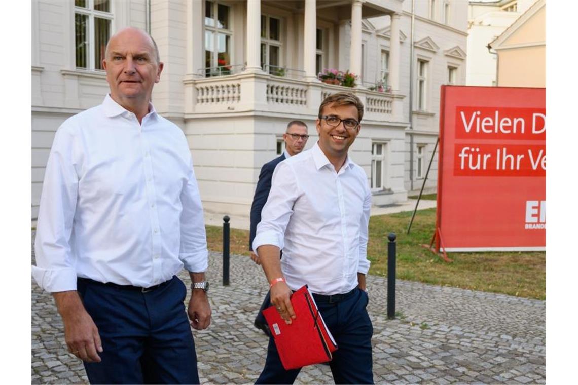 SPD führt Sondierungen in Brandenburg - Gespräche mit CDU Sie stehen vor Sondierungsgesprächen: Brandenburgs Ministerpräsident Dietmar Woidke (l.) und Erik Stohn, Generalsekretär der SPD Brandenburg. Foto: Christophe Gateau