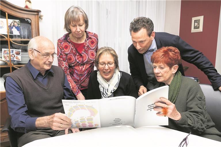 Sie studieren das Programm für die Produktionen am Staatstheater Stuttgart (von links): Wolfgang Schneider, Irmgard Gebhardt, Helga Brunner, Maurus B. Zinser vom Staatstheater Stuttgart und Ingrid Kaspar. Irmgard Gebhardt organisiert die Fahrten in die Landeshauptstadt. Foto: Jörg Fiedler