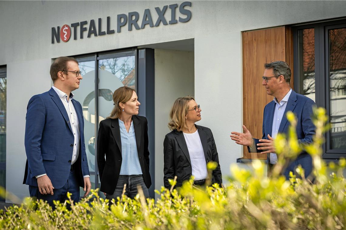Plan B für die Notfallpraxis ist gescheitert Sie suchen nach einer Lösung für die Zeit, wenn es die Backnanger Notfallpraxis nicht mehr gibt: (von links) Oberbürgermeister Maximilian Friedrich, Sabine Bauder-Busch von den Rems-Murr-Kliniken, Chefärztin Angela Rothermel und Landrat Richard Sigel.Foto: Alexander Becher