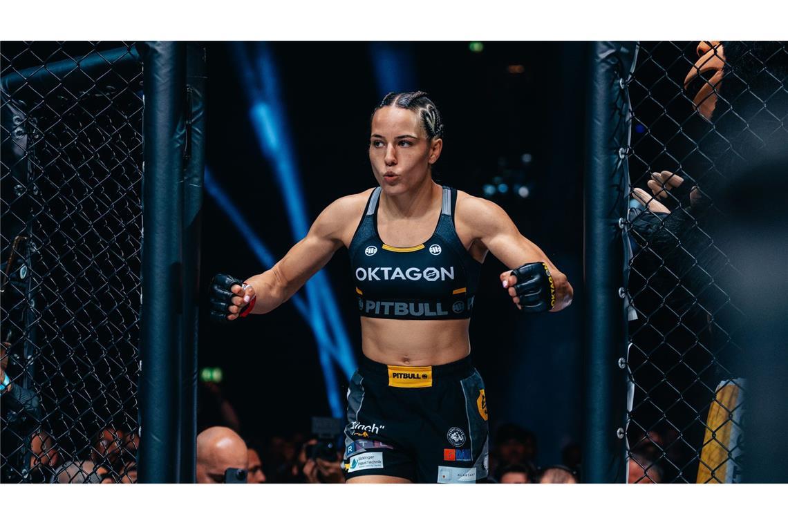 Wie Alina Dalaslans erfolgreicher Karriereweg weitergehen soll Sie trat im Co-Main Event – live bei RTL – gegen Katharina Lehner an.