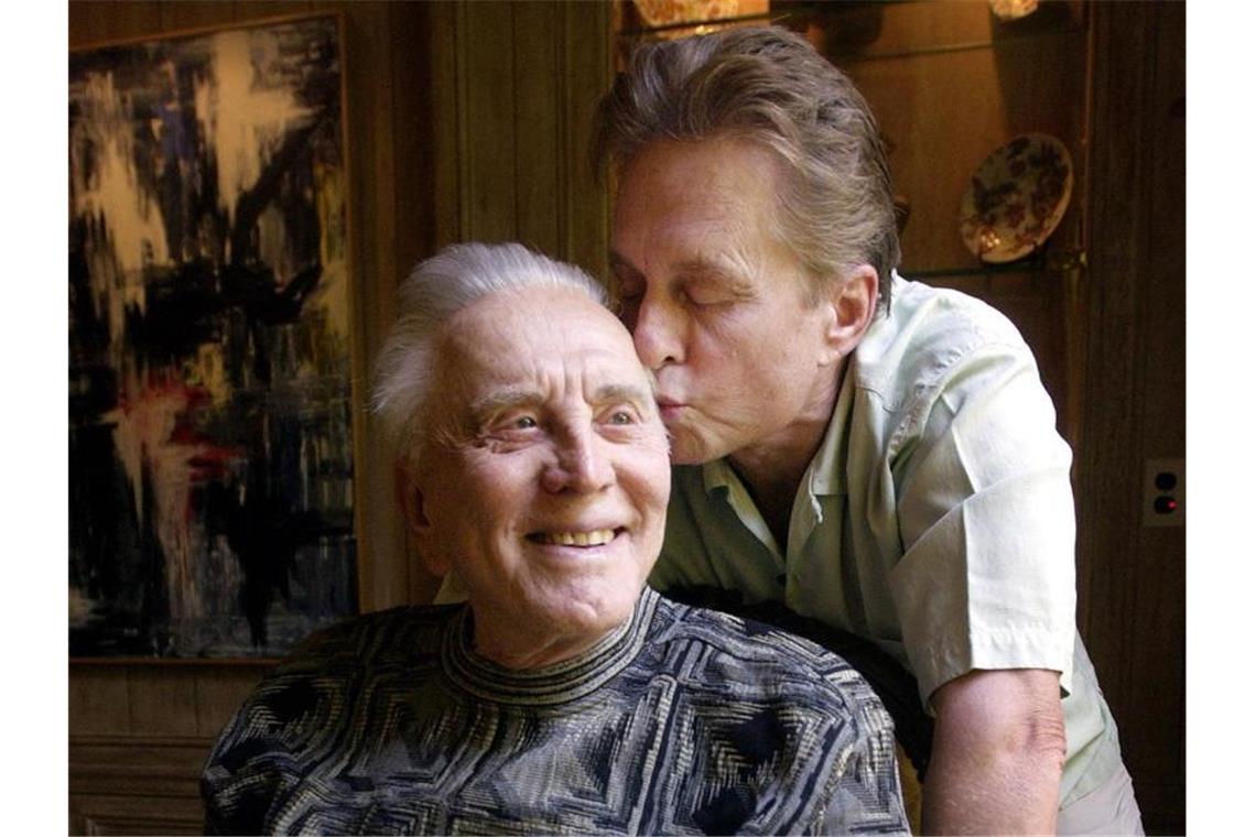 Hollywood-Legende Kirk Douglas gestorben Sie verband eine innige Liebe: Michael und Kirk Douglas. Foto: Chris Pizzello/AP/dpa