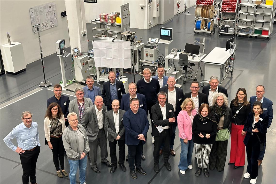 Parlament der Wirtschaft wird neu gewählt Sie vertreten die Interessen der Wirtschaft im Rems-Murr-Kreis: die Mitglieder der IHK- Bezirksversammlung bei einer Betriebsbesichtigung bei der Firma Philipp Hafner GmbH&Co. KG in Fellbach. Foto: IHK Rems-Murr