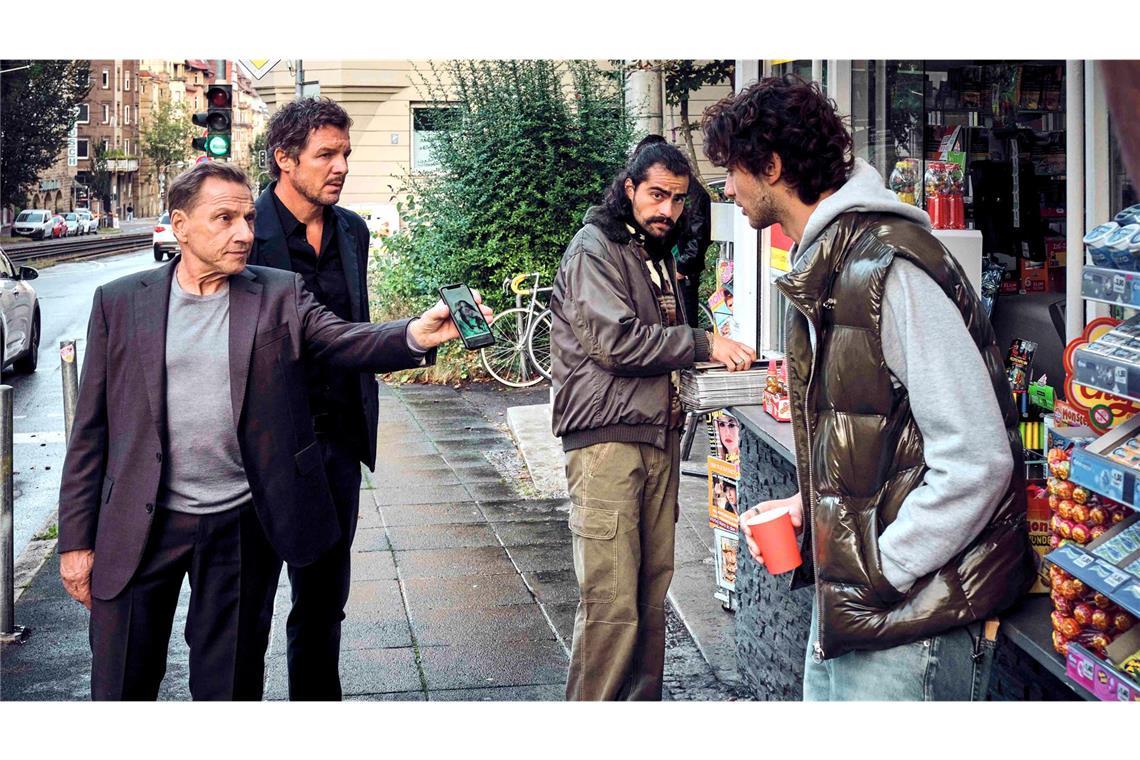 Sie will am Kiosk Zigaretten kaufen.