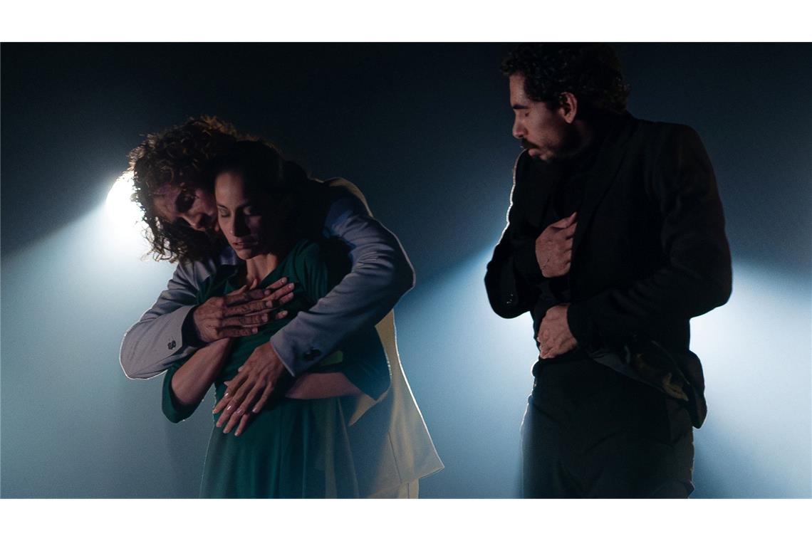 Sie will raus, aber wie? In „Paradox“ stellt die Kompanie Otro Lado eine Frau (Thais Suárez) zwischen zwei Männer (Bryan Beltran  und  Norge Cedeño, von links).