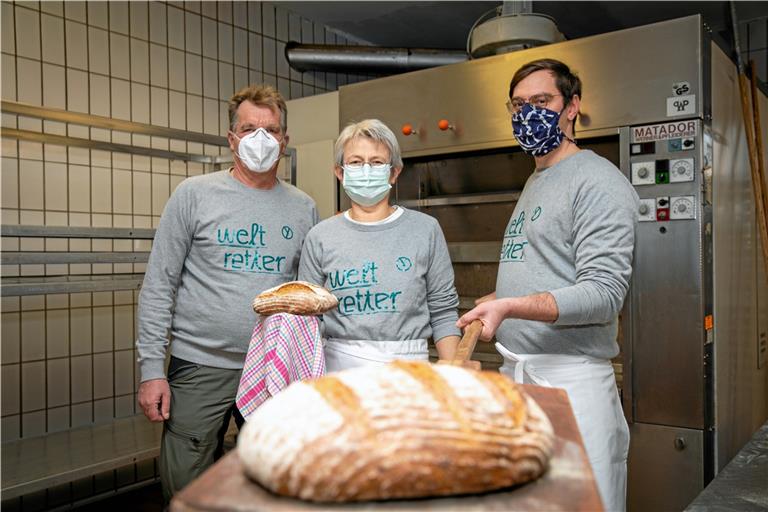 Sie wollen die Welt retten und bezeichnen sich als Freybauern: Wolfgang Klotz und Annegret Salwey mit Bäckermeister Hans-Georg Wagner (rechts). Foto: A. Becher