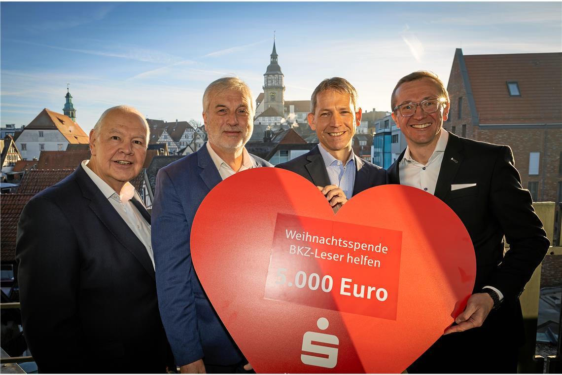 Sie zeigen ein großes Herz: Volker Pohl, Markus Hofmeister (von links) und Olaf Kordian (rechts) bei der Spendenübergabe an BKZ-Redaktionsleiter Kornelius Fritz.Foto: Alexander Becher