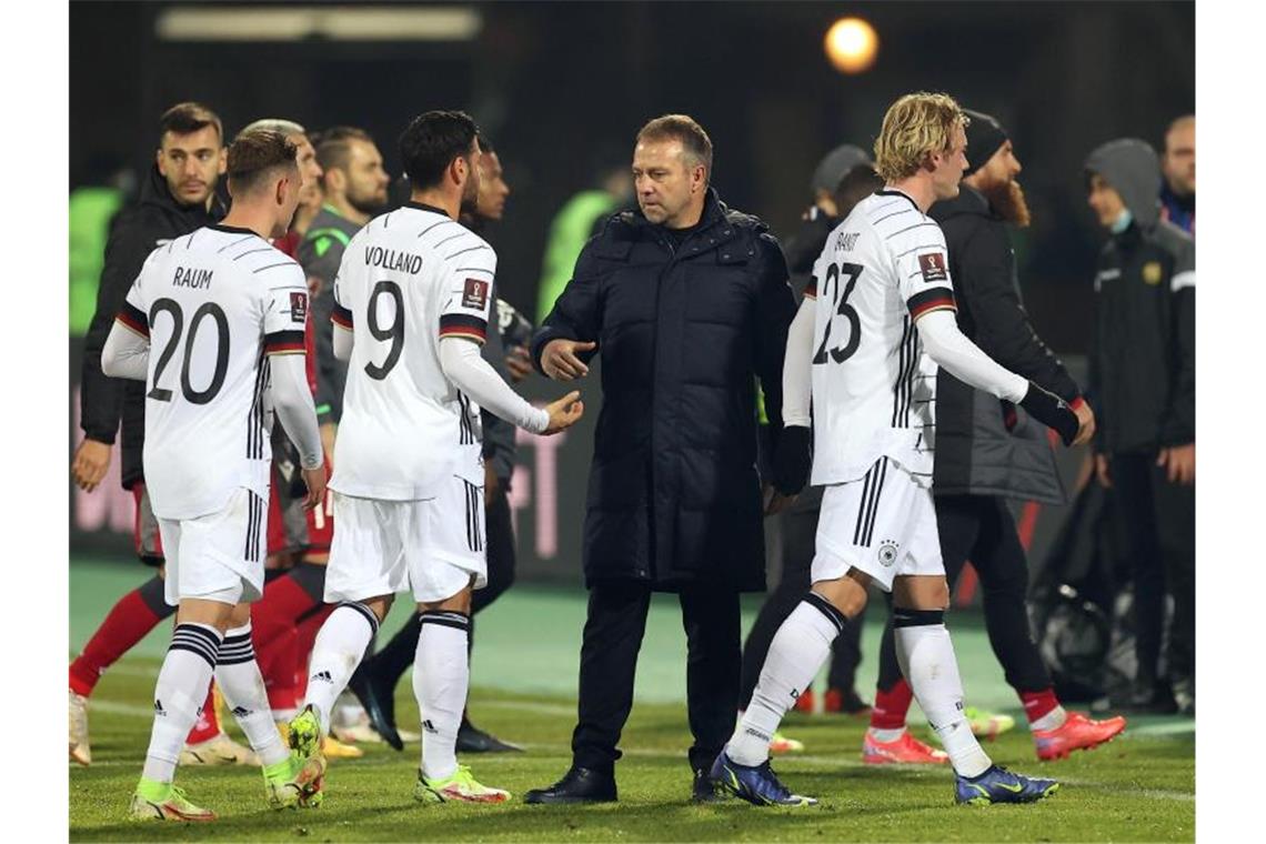 Sieben Spiele, sieben Siege: Die Bilanz von Hansi Flick (M) als Cheftrainer beim DFB bleibt makellos. Foto: Christian Charisius/dpa