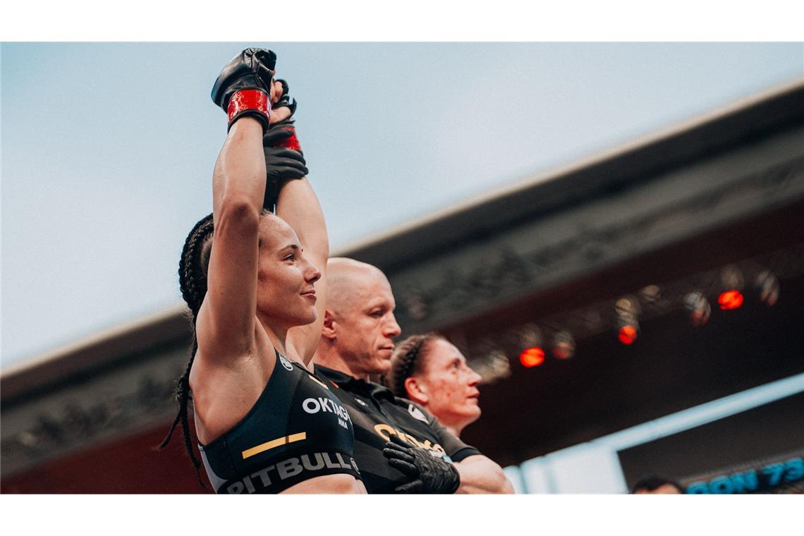 „Das fühlte sich unbeschreiblich an“ – Alina Dalaslan gewinnt erneut Sieg in Prag: Alina Dalaslan baute ihre Bilanz somit aus – zwei Fights, zwei Erfolge.
