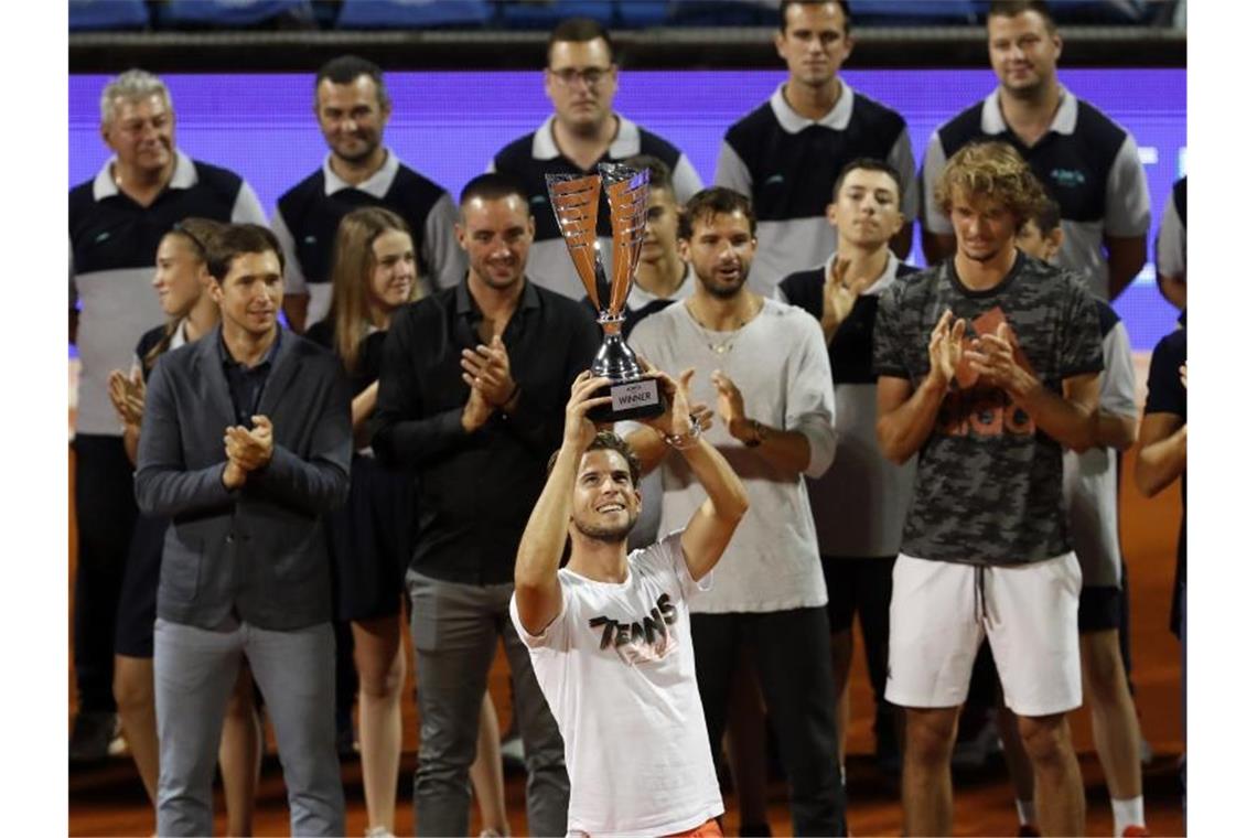 „Was anderes als Tennisbälle im Kopf?“ - Ton wird schärfer Sieg mit Nachgeschmack: Dominic Thiem (M) beim Adria-Cup. Foto: Darko Vojinovic/AP/dpa