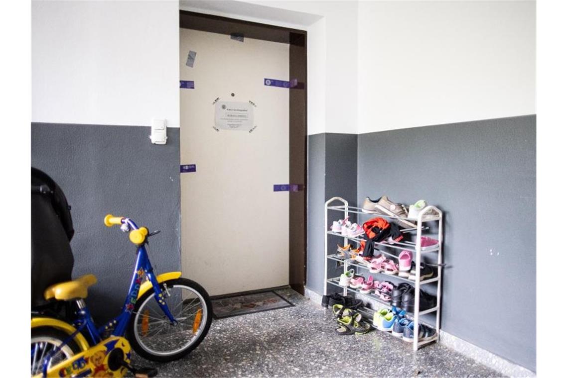 Mord an fünf Kindern: Prozess gegen Mutter beginnt Siegel der Polizei hängen an einer Wohnungstür in einem Wohnhaus. Eine damals 27 Jahre alte Mutter soll hier fünf Kinder umgebracht haben. Foto: Marcel Kusch/dpa