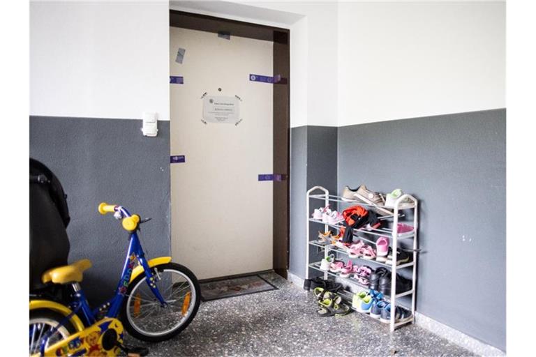 Siegel der Polizei hängen an einer Wohnungstür in einem Wohnhaus. Eine damals 27 Jahre alte Mutter soll hier fünf Kinder umgebracht haben. Foto: Marcel Kusch/dpa