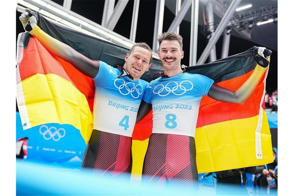 Skeletoni Grotheer setzt Gold-Festspiele im Eiskanal fort Sieger Christopher Grotheer (l) und der Zweitplatzierte Axel Jungk. Foto: Michael Kappeler/dpa