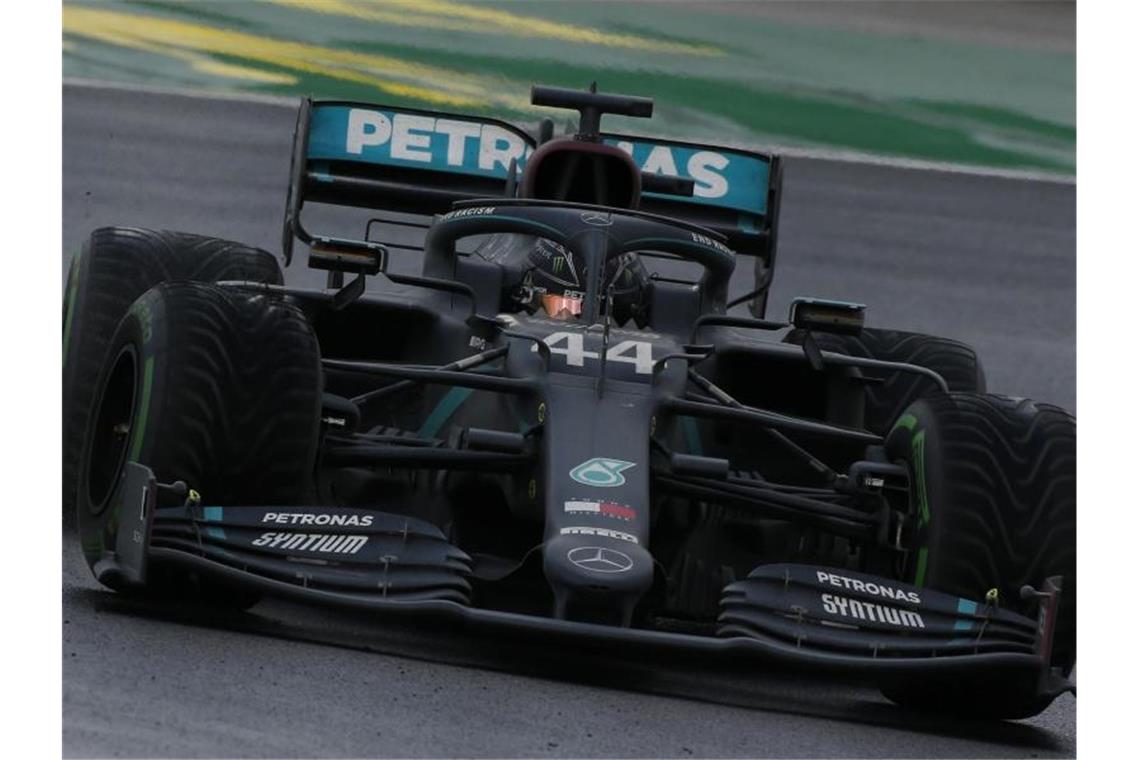 Sieger im Regen von Istanbul: Lewis Hamilton. Foto: Kenan Asyali/AP/dpa