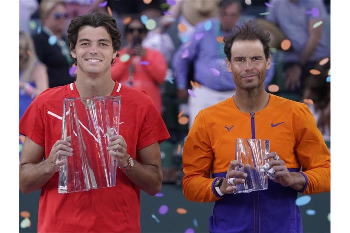 Sieger Taylor Fritz (l) hält mit seiner Trophäe neben Rafael Nadal bei der Siegerehrung. Foto: Mark J. Terrill/AP/dpa