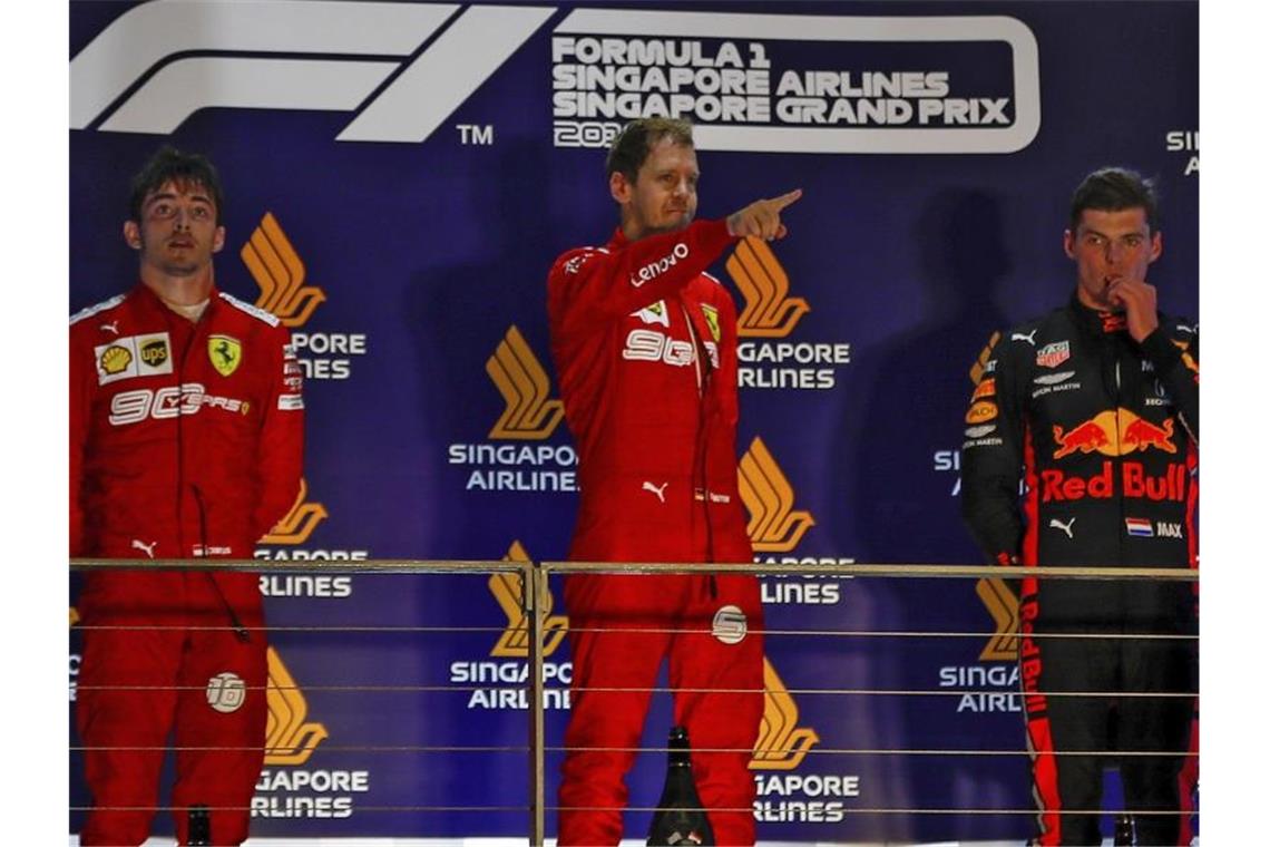 Sieger Vettel (M), der Zweitplatzierte Charles Leclerc (l) und Red-Bull-Fahrer Max Verstappen. Foto: Vincent Thian/AP