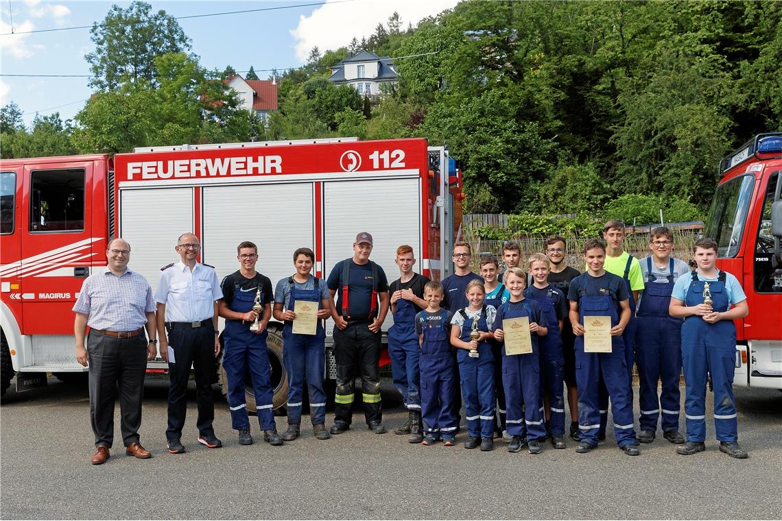 Siegerehrung mit (von links) Bürgermeister Armin Mößner und Kreisfeuerwehrjugend...