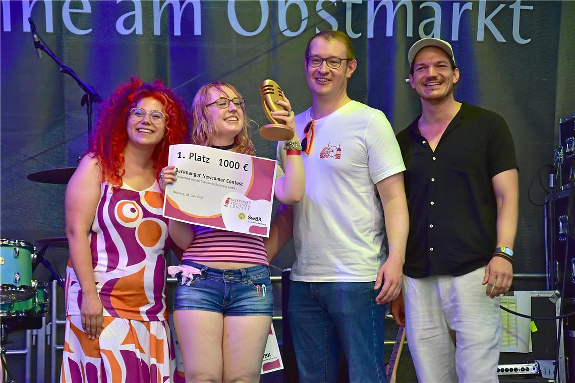 Siegerin Emily Kisch oder auch Emily Ladystar mit Straßenfest-Frau Melissa Dange...