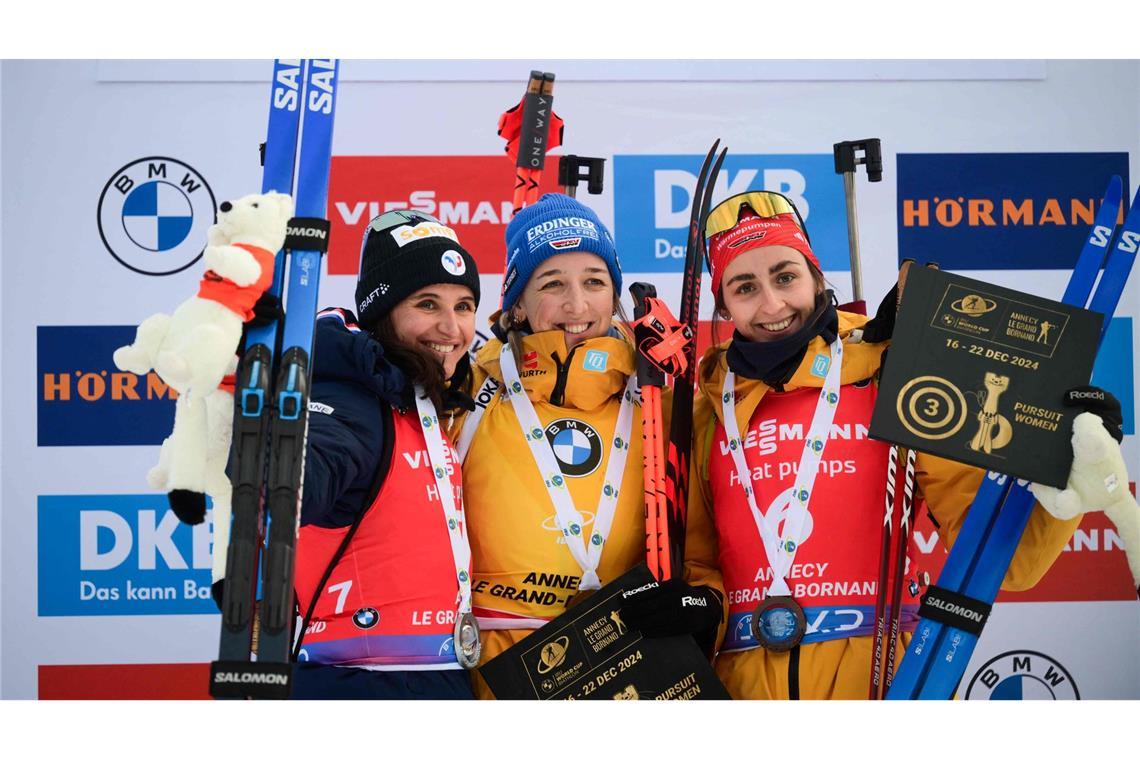 Bilder des Tages Siegerin Franziska Preuß aus Deutschland und die drittplatzierte Vanessa Voigt jubeln beim Biathlon-Weltcup