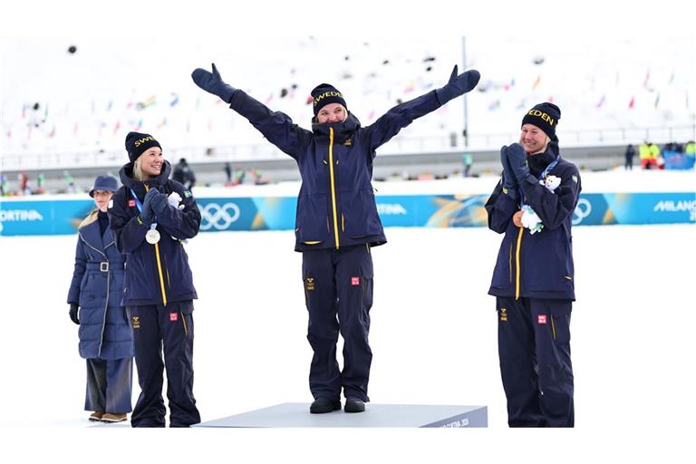 Siegerin Linn Svahn (Schweden/M) jubelt bei der Siegerehrung mit den Teamgefährten, der Zweitplatzierten Jonna Sundling (l) und der Drittplatzierten Maja Dahlqvist.